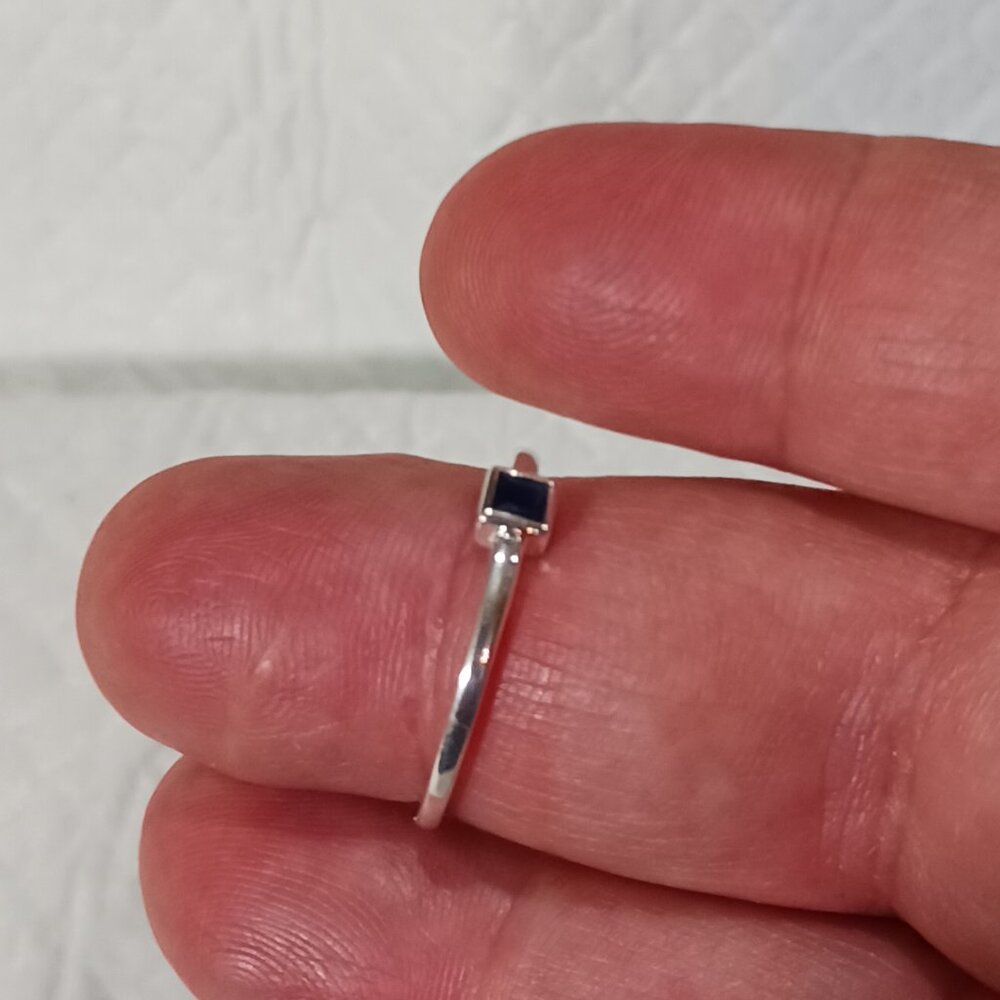 NWOT Dainty Stackable Sterling Silver Cube Blue Sapphire Ring Size 8 - Picture 5 of 16